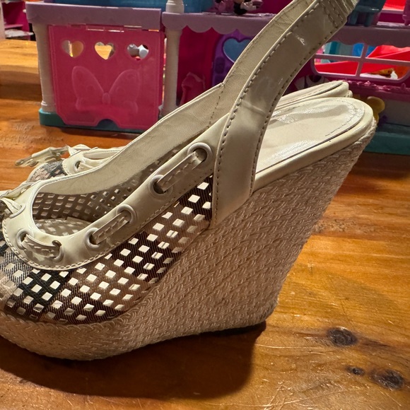 Beautiful gently used Burberry wedged in size 37 - Picture 4 of 4